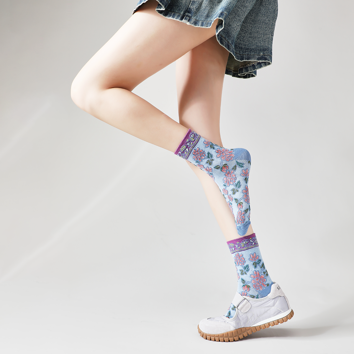 Rufia - Embossed Floral Pattern Women's Socks: Black / One Size