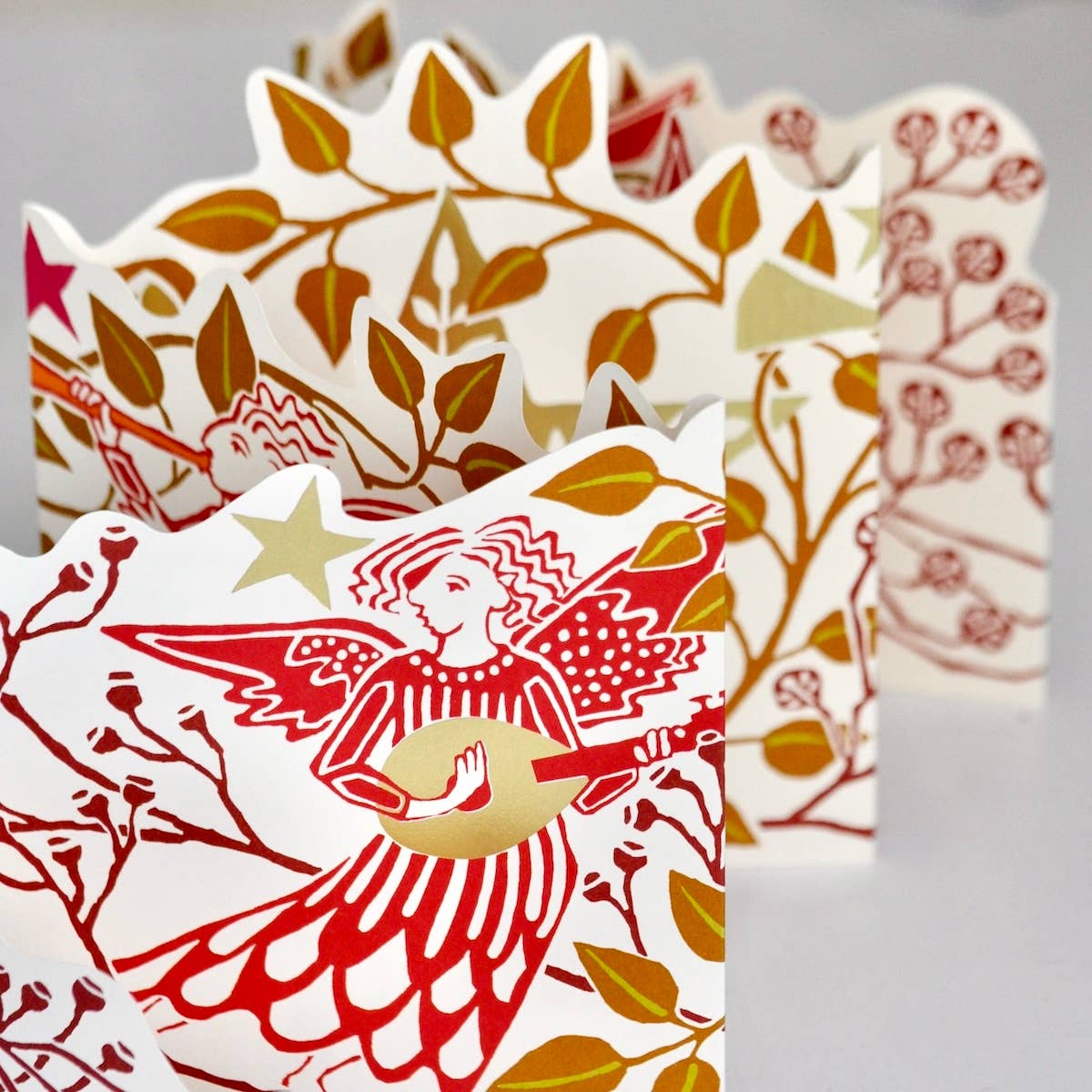 Splendid Shelf Decoration Leaves and Berries